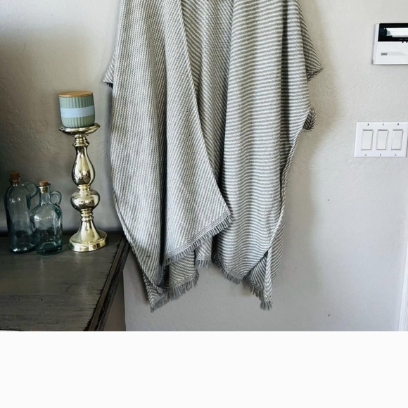 Aerie Gray Shrug with Elegant Draping - Picture 4 of 4